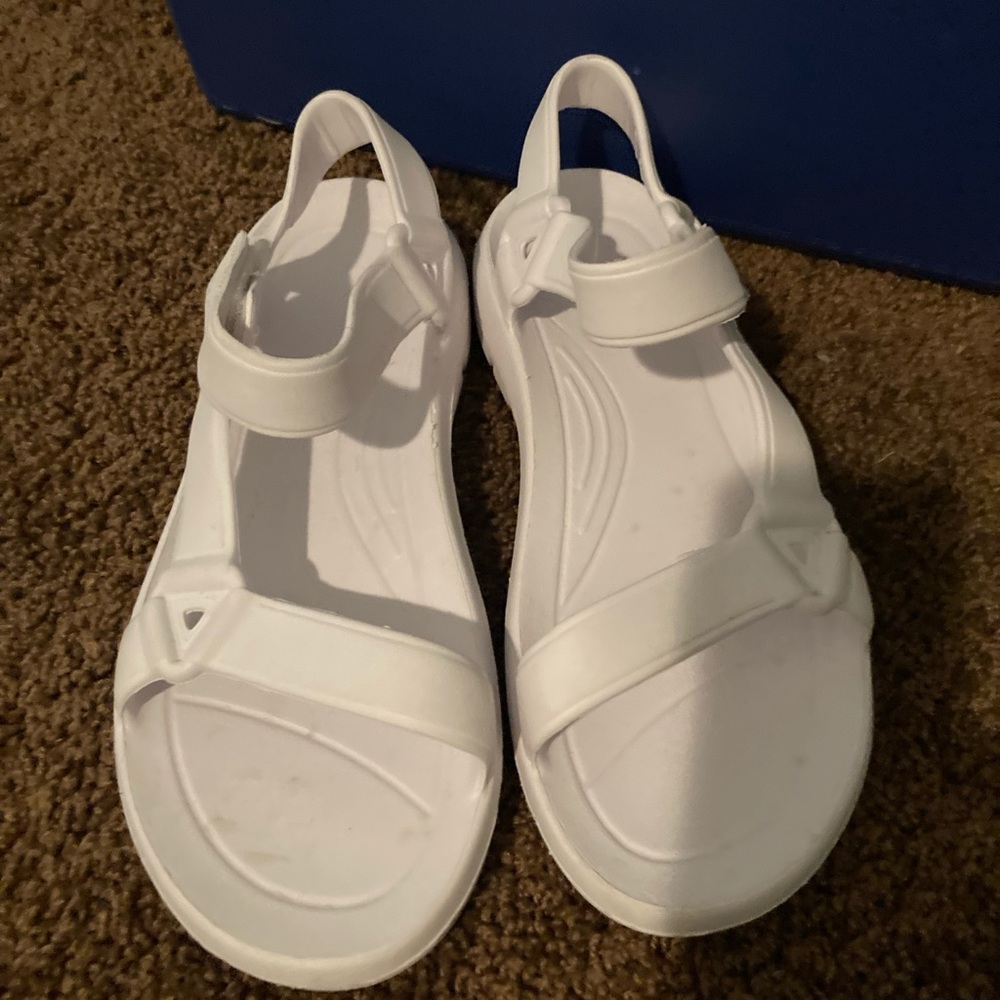 Women’s white sandals 6